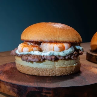 Destino Mar & Serra - Burguer com carne, maionese de salsa e coentro, e camarões