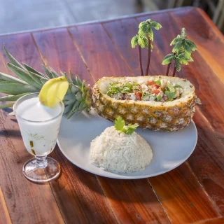 Casquinha de Siri no abacaxi - Abacaxi aberto utilizando a polpa, leite de coco, azeite e salada vinagrete. Acompanha arroz temperado com farofa de mandioca e Drink Coco Nativo (opcional): Vodka com água de coco e polpa, hortelã, limão e gengibre