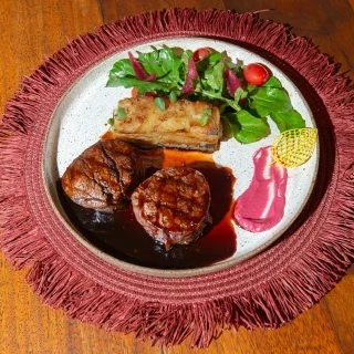 Prato Medalhões do Sol - Filet Mignon ao molho demi-glace com mil folhas de mandioca, musseline de beterraba e salada de rúcula