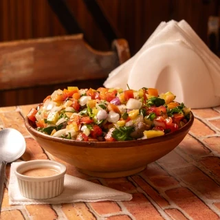Arrumadinho - carne do sol, carne de fumeiro, bacon defumado, calabresa, feijão fradinho, salada vinagrete e farofa de manteiga. Acompanha molho de pimenta a base de cebola,sal, vinagre e azeite
