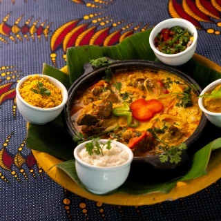 NTABA NKUTA - Moqueca de Bode da Casa - Bode macio, cozido lentamente com temperos frescos, leite de coco e especiarias da casa. Servido no agdá de barro, acompanha arroz, pirão e farofa