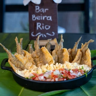 Filé de Agulhinha frito e empanado na farinha de trigo temperada. Acompanha com farofa, salada vinagrete e molho