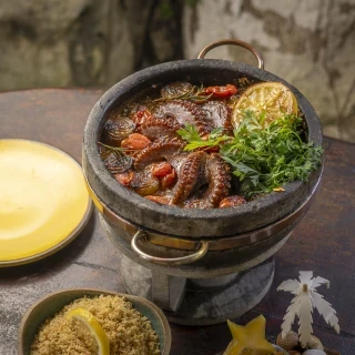 Manguezal - Arroz cremoso de Aratu, Polvo grelhado na manteiga de garrafa no ponto perfeito, cebolinha pérola caramelizada no melado de cana e tomatinhos confitados