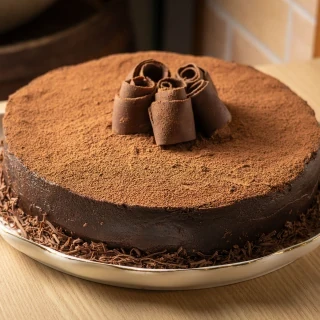 <p>Torta Cacau da V&oacute; - Intensa, cremosa e cheia de sabor. Chocolate 70% cacau e cacau 100%, ado&ccedil;ados com agave azul org&acirc;nico e preparados com manteiga ghee. 100% zero</p>