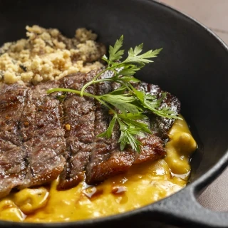 <p>Sol da Mata - Carne de Sol grelhada na churrasqueira. Acompanha Bob&oacute; de castanha-de-caju ao dend&ecirc;, farofa crocante de manteiga de garrafa, cebola e nibs de cacau, finalizada com molho picante de melado de cana</p>
