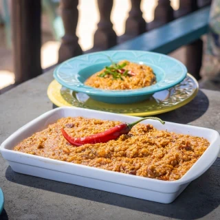 <p>Risoto de Canjiquinha com Carne de Fumeiro e Pimenta Dedo-de-Mo&ccedil;a</p>
