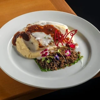 <p>Amores de Jorge Amado - Fil&eacute; de Pescada Amarela com molho de coco verde. Acompanha pur&ecirc; de inhaminho com manteiga de garrafa, farofa de cuscuz com cacau, folha de Taioba e o toque final do barbecue de ara&ccedil;&aacute;-vermelho</p>