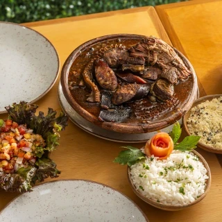 <p>Feijoada Brasileira &ndash; Feij&atilde;o encorpado preparado com carnes selecionadas e bem cozidas, servida com arroz branco, farofa crocante e salada vinagrete.</p>