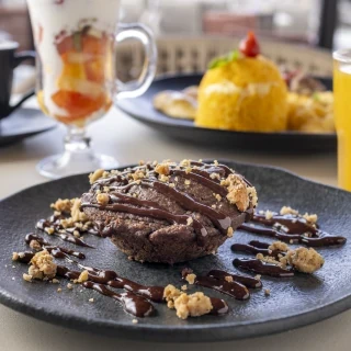 <p>Caf&eacute; da Manh&atilde; Farol da Barra - Salada de frutas com iogurte, granola artesanal e geleia de morango. Cuscuz de milho com queijo coalho, Ovos mexidos, banana da terra assada, Carne seca com cebolas caramelizadas, creme de leite fresco e pimenta biquinho. Bolo Seven (maravilha de banana, cacau, am&ecirc;ndoas, crumble de castanhas e ganache de chocolate). Suco de laranja e Caf&eacute;</p>